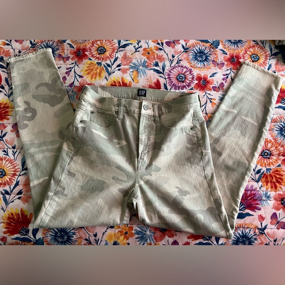 EUC - GAP Women’s True Skinny Jeans (Camouflage ) - Size 8/29